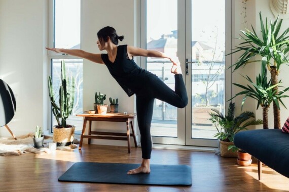 Tập yoga có thể làm bạn giảm mệt mỏi. nguồn ảnh: https://www.elle.vn/