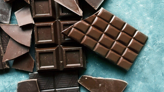 Sô cô la đen có rất nhiều lợi ích với sức khoẻ, nguồn ảnh healthline.com