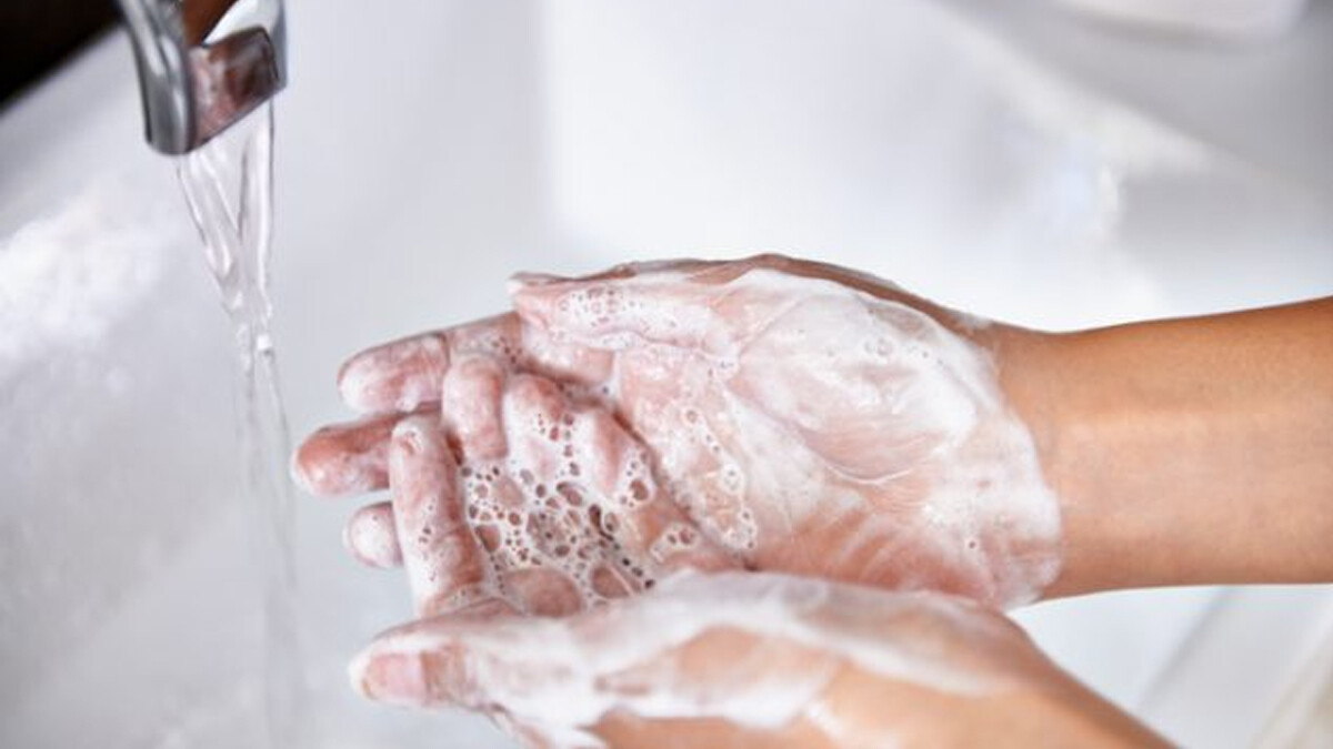 Hãy rửa tay thường xuyên bằng xà phòng, đặc biệt là sau khi đi vệ sinh, sau khi nôn, trước khi tiếp xúc hoặc cho bé bú. Nguồn ảnh: CDC.gov