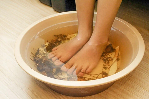 Ngâm chân trị mùi hôi chân (nguồn vietnammoi)