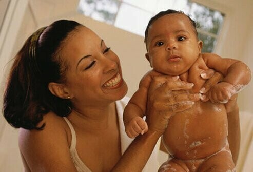 Tắm cho bé với nước ấm – nguồn: onhealth.com