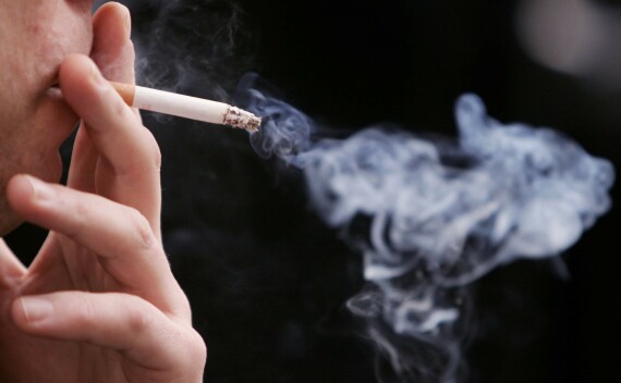Hút thuốc lá có thể làm tăng nguy cơ viêm đường mật. Nguồn ảnh: cnbc.com