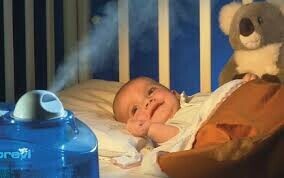 Chạy máy tạo ẩm giúp giảm triệu chứng nghẹt mũi ở trẻ. Theo nguồn: hellomissniki.com.