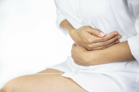 Đau bụng là triệu chứng phổ biến của bệnh viêm túi mật. Nguồn ảnh: Thesurgicalclinics.com
