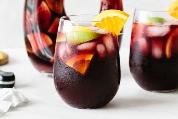 Sangria thường được làm từ rượu vang và nước ép trái cây. Nguồn ảnh: Recipe.com