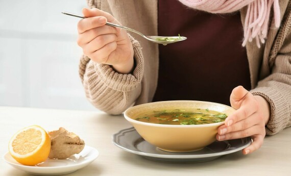 Súp một loại thực phẩm bổ sung hàm lượng lớn nước và chất điện giải khi bị cúm dạ dày. Nguồn ảnh: newhealthadvisor.com
