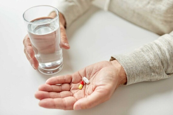 Nên uống Clarithromycin vào cùng một khung giờ nhất định mỗi ngày. Nguồn ảnh: vhea.org.vn