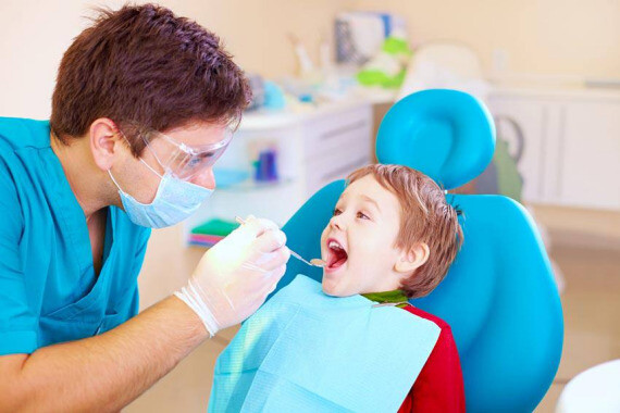 Các chuyên gia khuyến nghị lần khám răng đầu tiên là khi trẻ được 1 tuổi. (nguồn: on.bluecross.ca)
