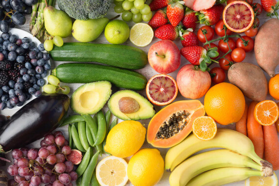 Có chế độ ăn uống lành mạnh bao gồm nhiều trái cây và rau quả giúp tăng cường sức khỏe của đôi mắt. (nguồn: dietdoctor.com)