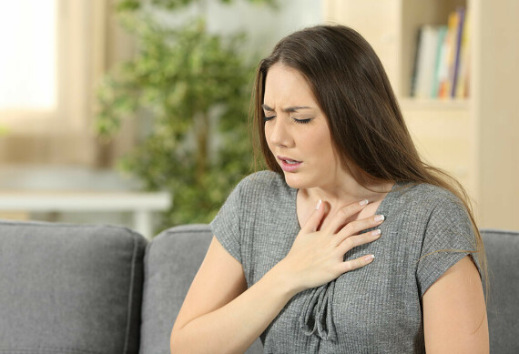 Khó thở hay tức ngực là một trong những triệu chứng nặng và cần liên hệ với bác sĩ ngay lập tức để xử trí. Nguồn ảnh: parenting.firstcry.com