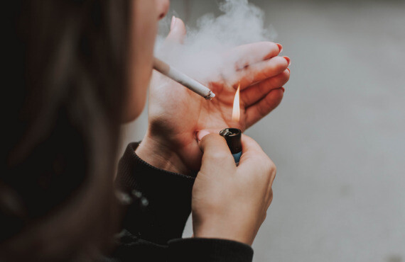 Hút thuốc lá là một yếu tố nguy cơ gây suy hô hấp (Nguồn ảnh aidsmap.com)