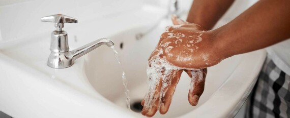  Bạn nên thường xuyên rửa tay với nước và xà phòng để tránh bị cảm. Nguồn ảnh: Henryford.com