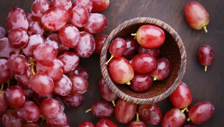 Nho đỏ chứa nhiều resveratrol có lợi cho sức khoẻ. Nguồn ảnh: https://www.healthshots.com