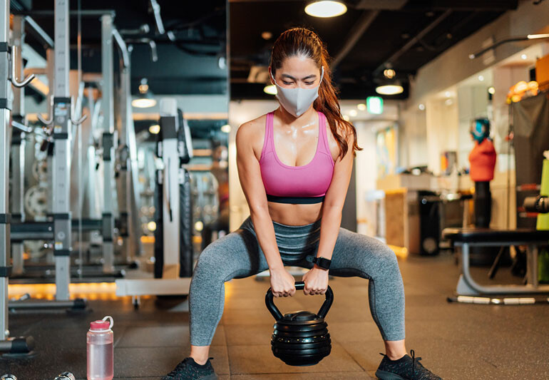 Mang khẩu trang khi tập gym ở môi trường rộng rãi, thoáng đãng – Nguồn ảnh: https://health.clevelandclinic.org