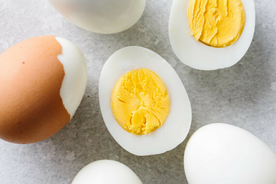 Trứng luộc là một món ăn nhẹ giàu protein và thường được trộn cùng salad rau củ. Nguồn ảnh: medicalnewstoday.com
