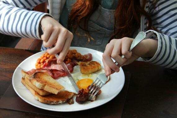 Chế độ ăn uống không lành mạnh là một trong những nguyên nhân gây tăng cholesterol (Nguồn ảnh: Pinterest)