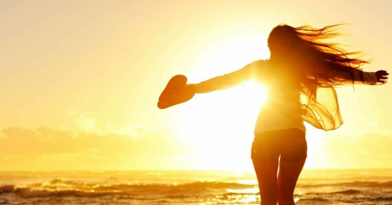 Tắm nắng giúp tạo ra vitamin D. nguồn ảnh: https://jaxfamilysportsmed.com/
