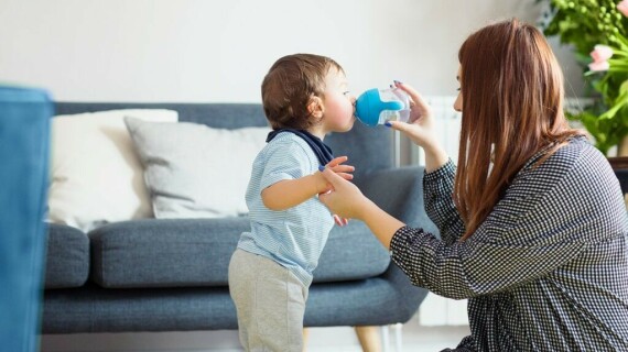  Nước hỗ trợ làm loãng đờm, giúp trẻ dễ ho ra. Nguồn: medicalnewstoday.com.