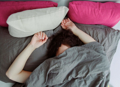 Melatonin có tác dụng gây buồn ngủ nên thường được sử dụng trong việc điều hòa giấc Nguồn: Healthline.com
