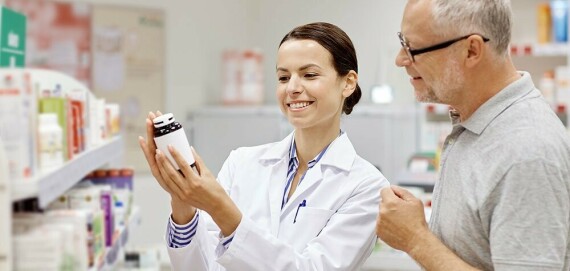 Người lớn tuổi có thể dễ mắc các vấn đề về huyết áp cao và loãng xương nên cần thận trọng khi dùng Corticosteroid (nguồn ảnh: caregiver.com)