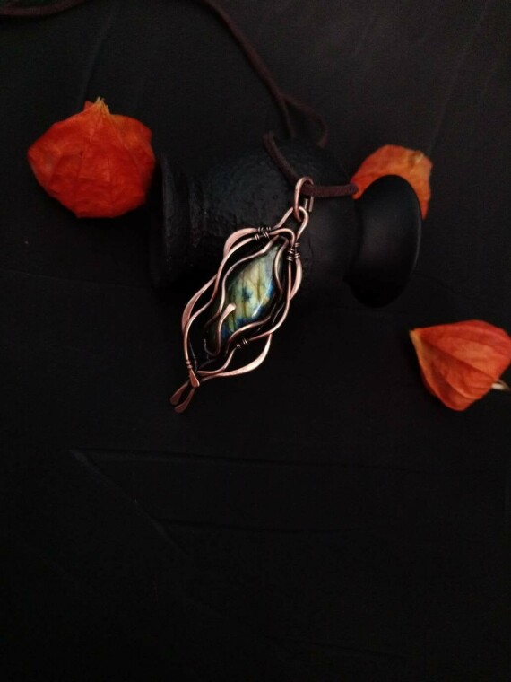 Vagina pendant Vulva art Yoni necklace Copper wire wrapped | EtsyCô bé có mùi đồng có thể do quan hệ tình dục trong kì kinh hoặc chảy máu sau khi quan hệ tình dục thô bạo. Nguồn ảnh: etsy.com