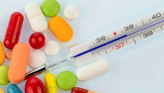 Nếu triệu chứng sốt làm người bệnh cảm thấy khó chịu và cản trở cuộc sống hàng ngày, họ có thể dùng thuốc để hạ nhiệt cơ thể. Nguồn ảnh: Medicalpharmanews.com