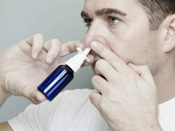 Thuốc chống nghẹt mũi hoạt động dựa trên cơ chế làm co mạch máu niêm mạc mũi để giảm sưng và giảm sản xuất chất nhầy. Nguồn ảnh: Verywellhealth.com