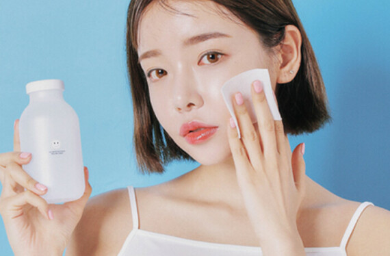 Hãy tẩy trang sạch sẽ trước khi đi ngủ để bảo vệ làn da của bạn. Nguồn: Lozimom.comHãy tẩy trang sạch sẽ trước khi đi ngủ để bảo vệ làn da của bạn. Nguồn: Lozimom.com