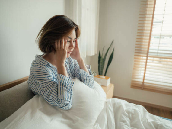 người phụ nữ châu á bị cúm và uống nước trên giường ở nhà. - uống thuốc hình ảnh sẵn có, bức ảnh & hình ảnh trả phí bản quyền một lầnArcoxia có thể gây ra một số tác dụng phụ Nguồn: iStock
