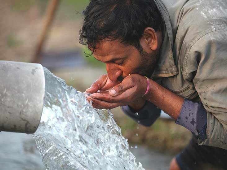 Uống nước sạch để ngăn ngừa nhiễm độc Asen (nguồn ảnh: healthline.com)