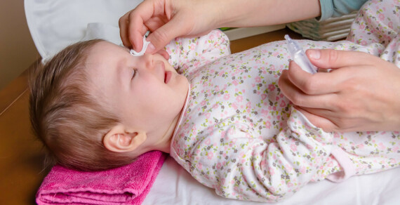 Giữ vệ sinh đôi mắt cho trẻ hang ngày khi điều trị viêm kết mạc. Nguồn: Litle Spurs Pediatric Urgent Care