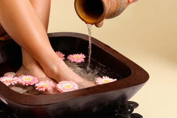 Pamper Your Legs With 9 Amazing DIY Foot Soaks – The Urban GuideNguồn ảnh: urbancompany.com