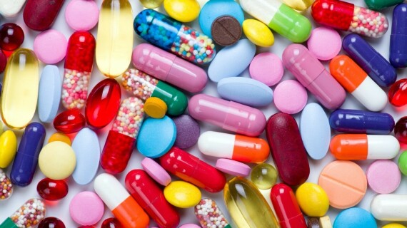 Có thể sử dụng thuốc kháng sinh để dưj phòng bội nhiễm trên người già. Nguồn ảnh: Ysjournal.com