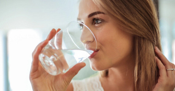 Uống đủ nước giúp giảm buồn nôn, nguồn ảnh sevenpie.com