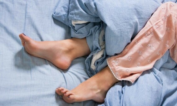 Hội chứng chân không yên là một loại của rối loạn giấc ngủ, nguồn ảnh helpguide.org