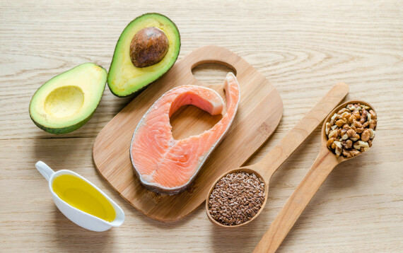 Dầu từ ô liu, bơ, cá hồi tốt cho sức khỏe tim mạch (Nguồn ảnh: Pinterest)