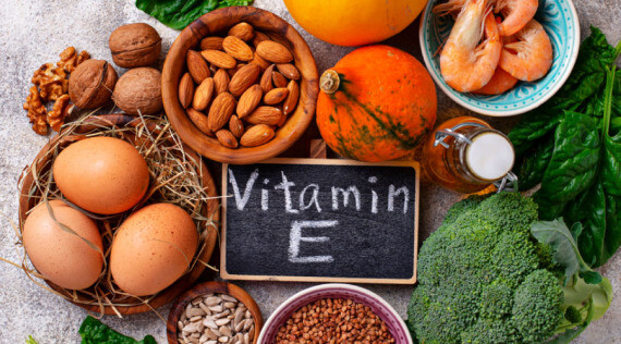 Vitamin E là chất chống oxy hóa giúp ngăn ngừa mất cân bằng oxy hóa - là một tình trạng làm tăng nguy cơ viêm lan rộng và các bệnh khác nhau. (nguồn:healthkart.com)
