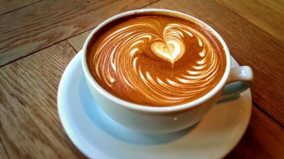 Caffein được tìm thấy trong cà phê có một số tác động tích cực đến não bộ của bạn (nguồn ảnh: https://qz.com/)