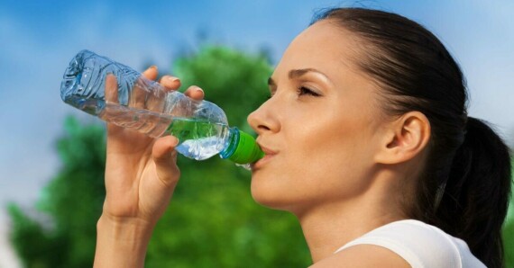 Luôn uống đủ nước có thể giúp bạn ngăn ngừa táo bón do chế độ keto. Nguồn ảnh: Truecare.com 