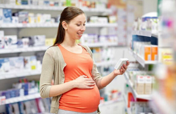 Tốt nhất phụ nữ mang thai và cho con bú nên hỏi ý kiến bác sĩ trước khi dùng bất kỳ loại thuốc nào.   Nguồn ảnh: mediaarmm.ru