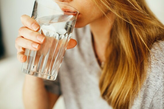 Uống đủ lượng nước cần thiết sẽ giúp cơ thể nhanh khỏi bệnh. Nguồn ảnh: Riversidemedicalclinic.com