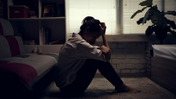 Rối loạn giấc ngủ có thể là một trong các dấu hiệu của bệnh trầm cảm. Nguồn ảnh: Additudemag.com