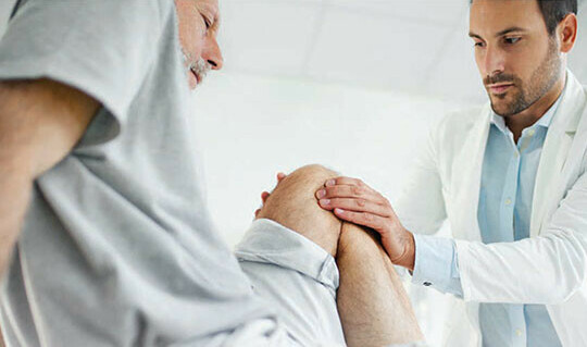 Bác sĩ thăm khám khớp gối cho bệnh nhân. Nguồn ảnh: rwjbh.org