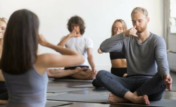 Tập thở và tập luyện yoga góp phần kiểm soát các triệu chứng của hen phế quản. Nguồn: medium.com