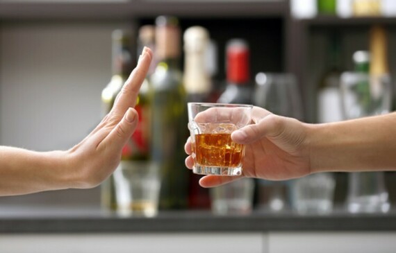 Tránh uống rượu khi dùng Chlorpheniramine vì có thể làm tăng tác dụng phụ (nguồn ảnh: walrus.com)