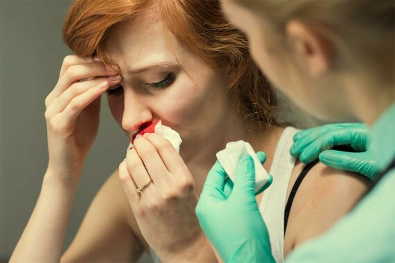 Đi khám bác sĩ khi bị chảy máu mũi. Nguồn: doctordoctor.com.au
