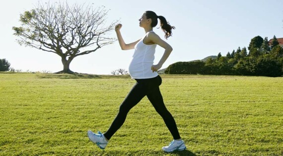 Vận động nhẹ nhàng có tác dụng hỗ trợ thai nhi cũng như giảm bớt triệu chứng đau vùng bụng dưới – Nguồn ảnh: getthegloss.com