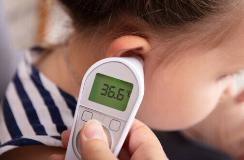 Kết quả đo nhiệt độ ở ống tai cao hơn từ 0,3°C - 0,6°C so với ở miệng. (nguồn: istockphoto.com)