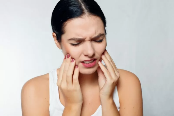 Các triệu chứng của bệnh viêm khớp thái dương hàm có thể gặp như đau hàm, hạn chế cử động hoặc khít hàm…  (nguồn: dentalcaregroup.com.au)