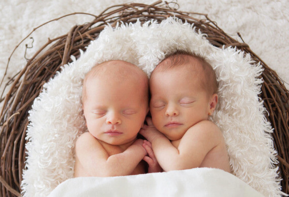 Nguy cơ mắc bại não tăng lên ở những trẻ sinh đôi. Nguồn ảnh: parenting.firstcry.com